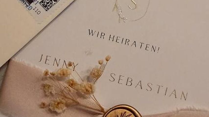Anna Rossow zeigt die Hochzeitseinladungen von Sebastian Klaus und Jenny Koepper