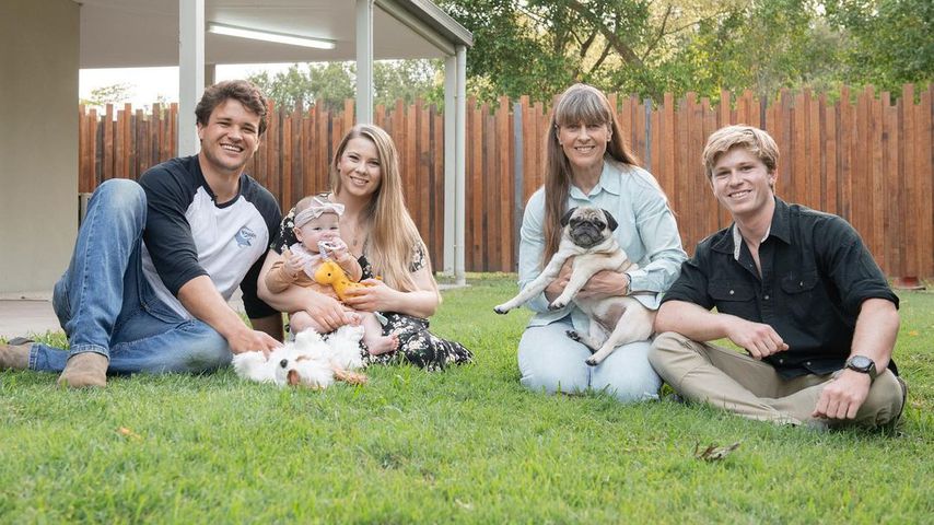 Chandler Powell, Bindi Irwin, ihre Tochter Grace, ihre Mutter und ihr Bruder Robert im Oktober 2021