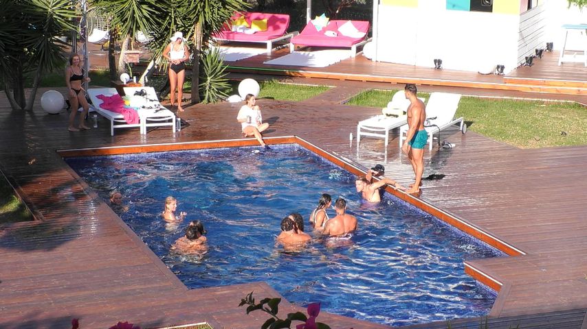 Die Islander am Pool an Tag 15