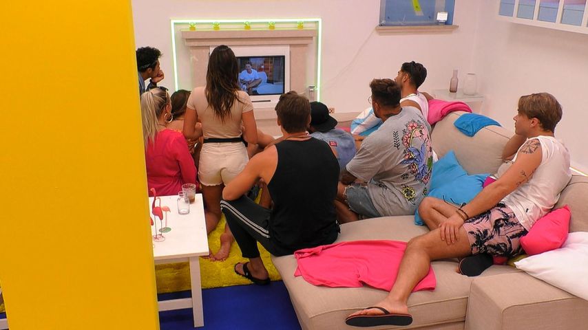 Die Islander schauen Dennis' Videobotschaft