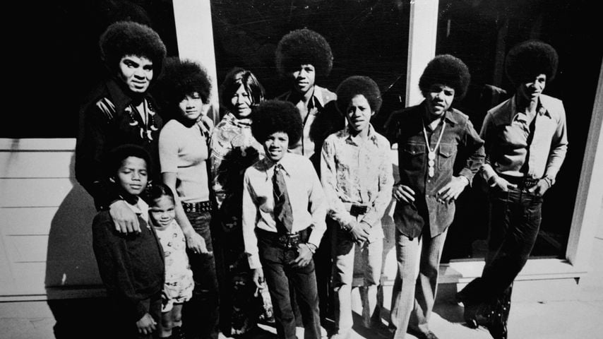 Vorn Randy (9), Janet (5), Michael (13), Marlon (14), Tito (18) und Jackie, hinten Vater Joe, LaToya (16), Mutter Katherine und Jermaine Jackson (17).