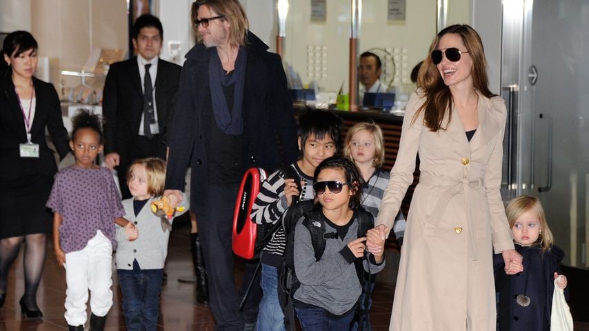 Angelina Jolie, Brad Pitt und ihre sechs Kinder am Flughafen in Tokio, 2011