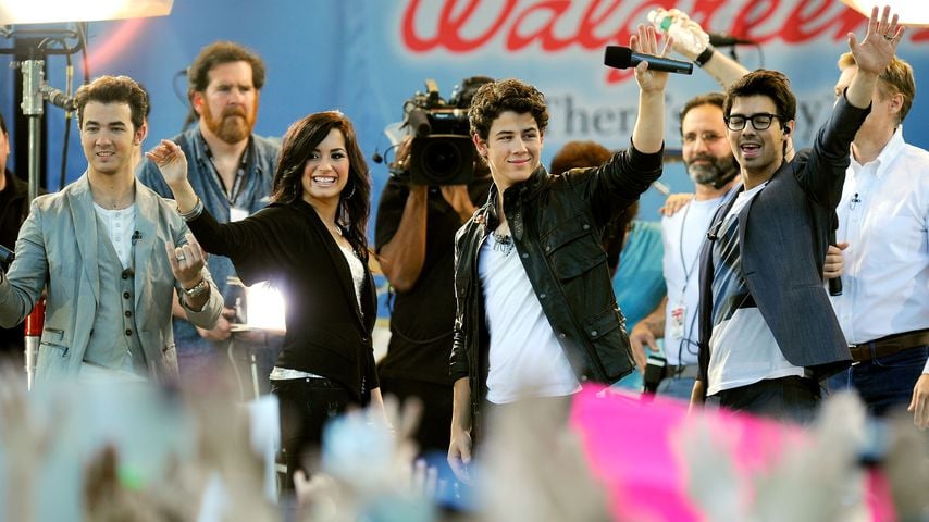 Die Jonas Brothers und Demi Lovato bei einem Konzert 2010