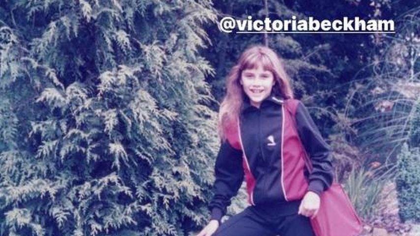 Die junge Victoria Beckham posiert mit einem Fußball
