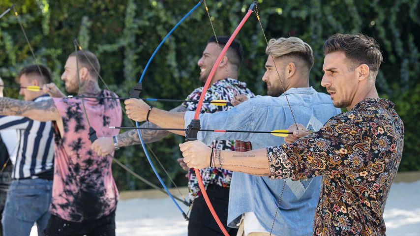 Die Jungs beim "Are You The One?"-Bogenschießen