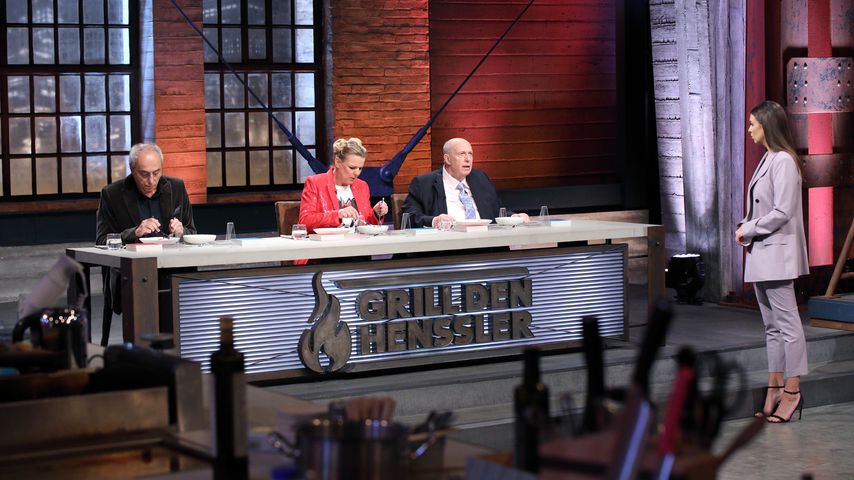 Die Jury von "Grill den Henssler" mit Laura Wontorra