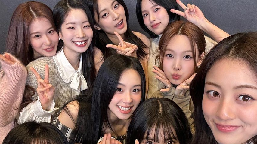Nayeon, Jeongyeon, Momo, Sana, Jihyo, Mina, Chaeyoung, Dahyun und Tzuyu von Twice