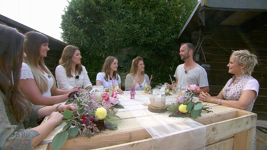 Die "Bauer sucht Frau"-Kandidaten Johanna, Maren, Sarah, Alina, Jana, Peter mit Moderatorin Inka