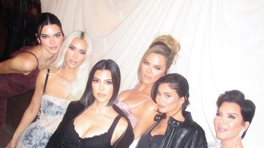 Kendall Jenner, Kim, Kourtney und Khloé Kardashian mit Kylie und Kris Jenner