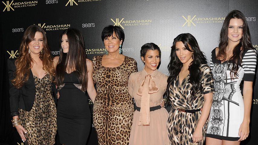 Kris Jenner mit ihren Töchtern Khloé, Kylie, Kourtney, Kim und Kendall, 2011