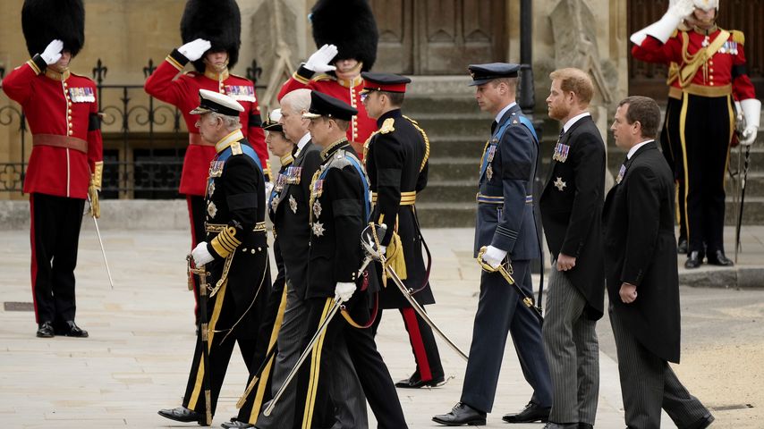 Die königliche Familie während des Trauerzugs der Queen