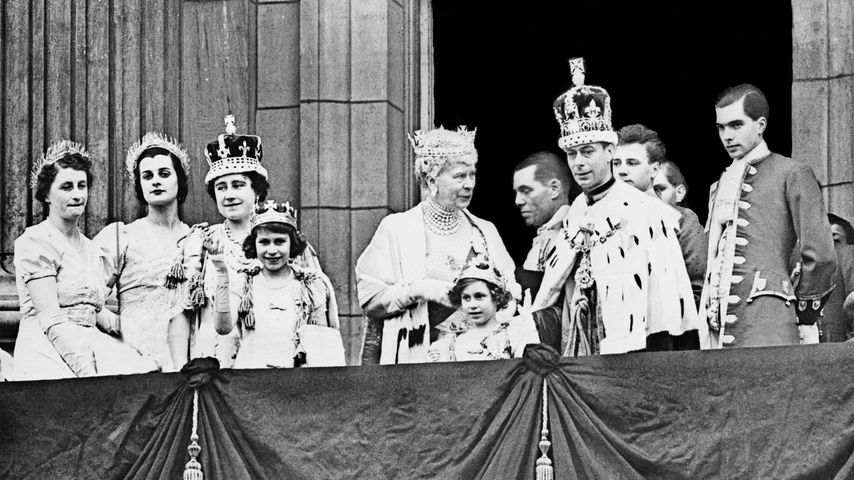 Die Königsfamilie samt Queen Elizabeth (4.v.l.) und König George (r.) im Dezember 1945