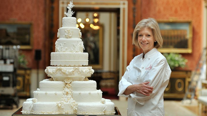 Die Konditorin Fiona Cairns mit Prinz William und Herzogin Kates Hochzeitstorte, 2011
