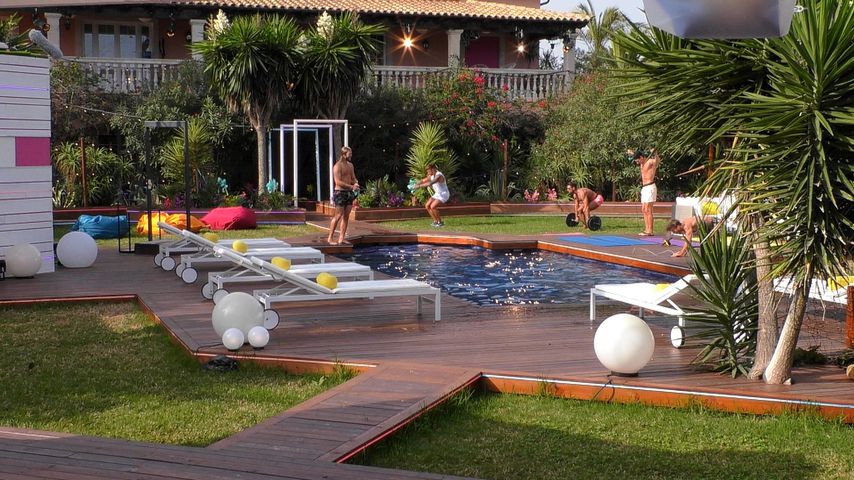 "Love Island"-Dennis (ganz rechts) rutscht weg