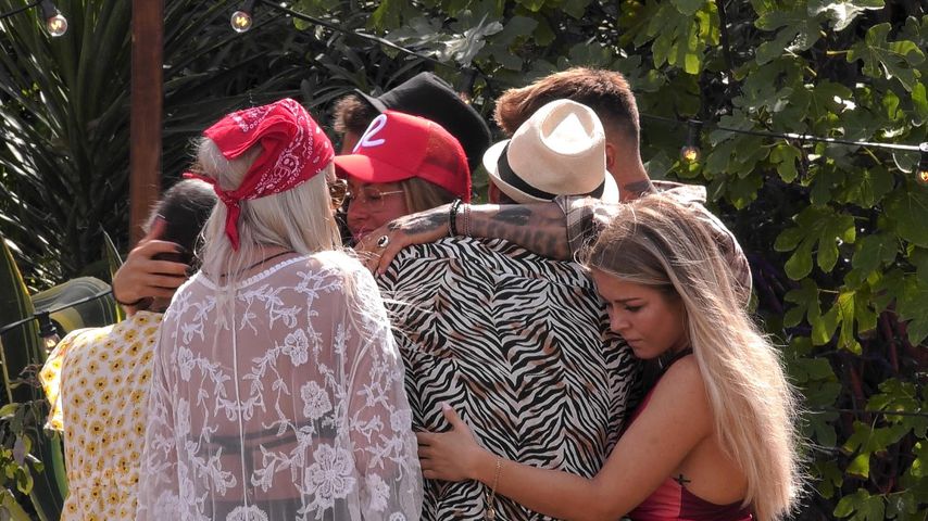 Die "Love Island"-Kandidaten bei der Verabschiedung von Denise Bröhl