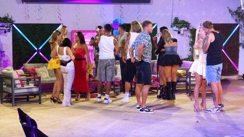 Die "Match My Ex"-Kandidaten und Sabrina Wlk und Julius Tkatschenko beim Küssen