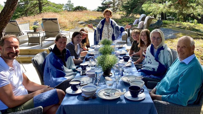 Alle an einem Tisch: Sommergrüße von den norwegischen Royals