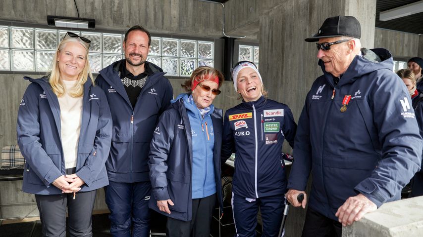 Norwegische Königsfamilie mit der norwegischen Skiierin Therese Johaug, März 2025