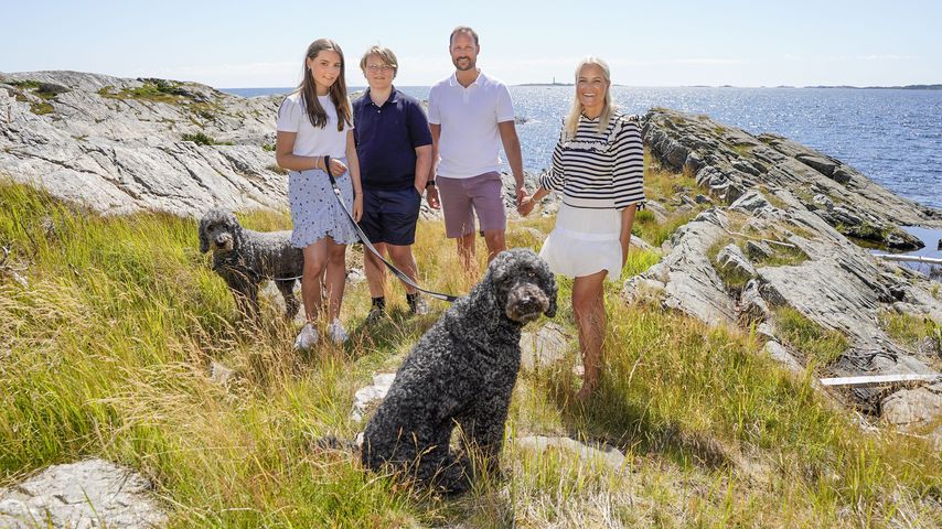 Ingrid Alexandra, Sverre Magnus, Haakon, Mette-Marit und ihre Hunde Milly und Muffins