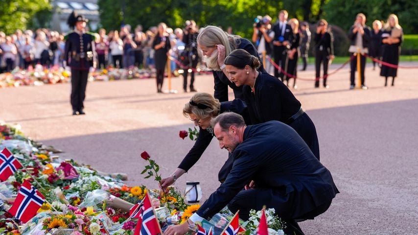 König Haakon VIII., Prinzessin Märtha Louise, Königin Sonja und Königin Mette-Marit gedenken König Harald V. am Schlossplatz in Oslo