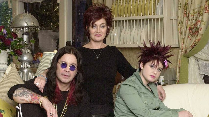 Die Osbournes auf einem Promo-Foto für ihre Reality-TV-Show im Jahr 2002