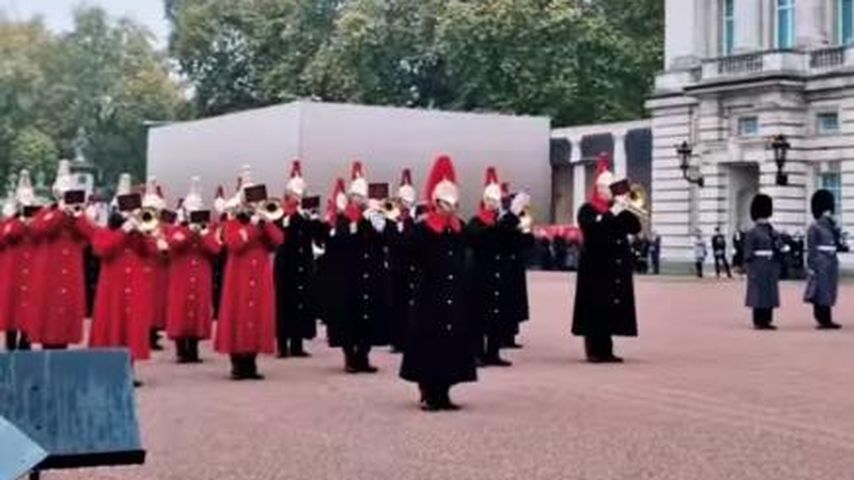 Die Palastgarde spielt König Charles III. ein Ständchen zu Ehren seines Geburtstages