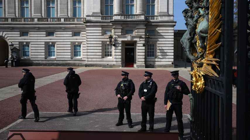Die Polizei vorm Buckingham Palace