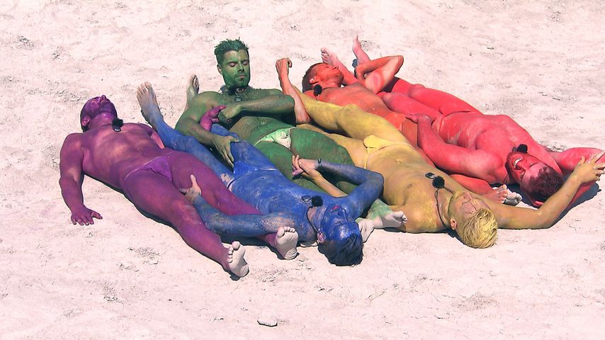 Fast nackt: “Prince Charming”-Boys als Regenbogen-Flagge