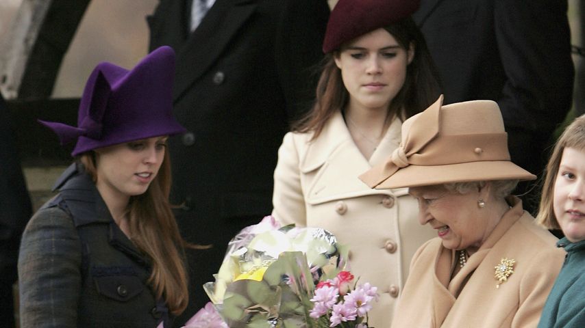 Die Prinzessinnen Beatrice und Eugenie mit Queen Elizabeth II. im Jahr 2005