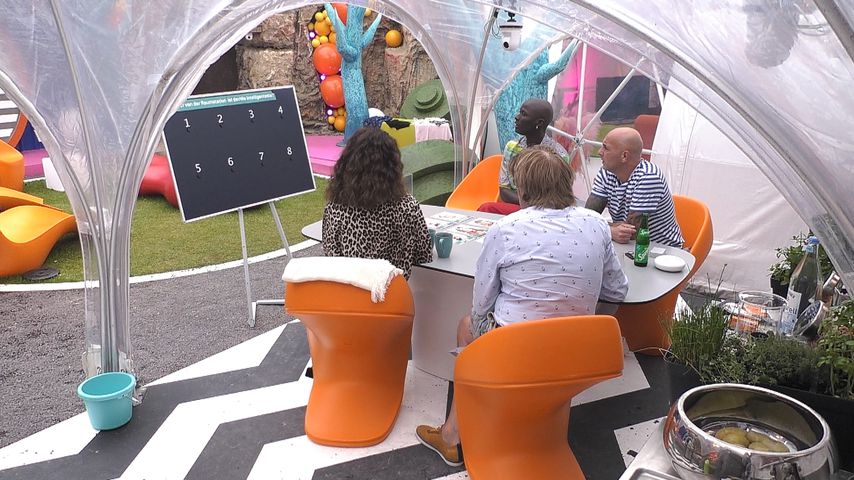 "Promi Big Brother"-Kandidaten bei einem Spiel