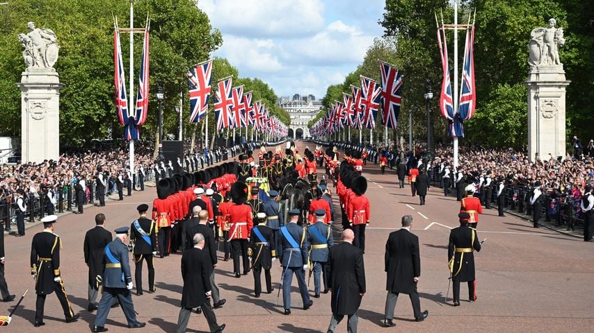 Prozession: Sarg der Queen wird in Westminster Hall gebracht