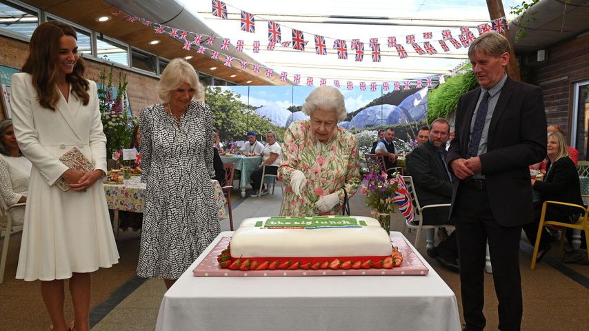 Herzogin Kate, Herzogin Camilla und Queen Elizabeth II. in St. Austell