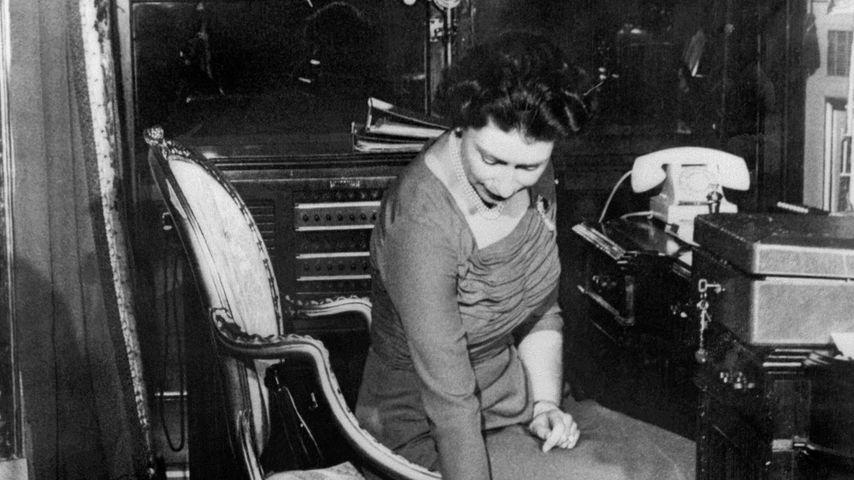 Die Queen mit ihrem Corgi im Januar 1959