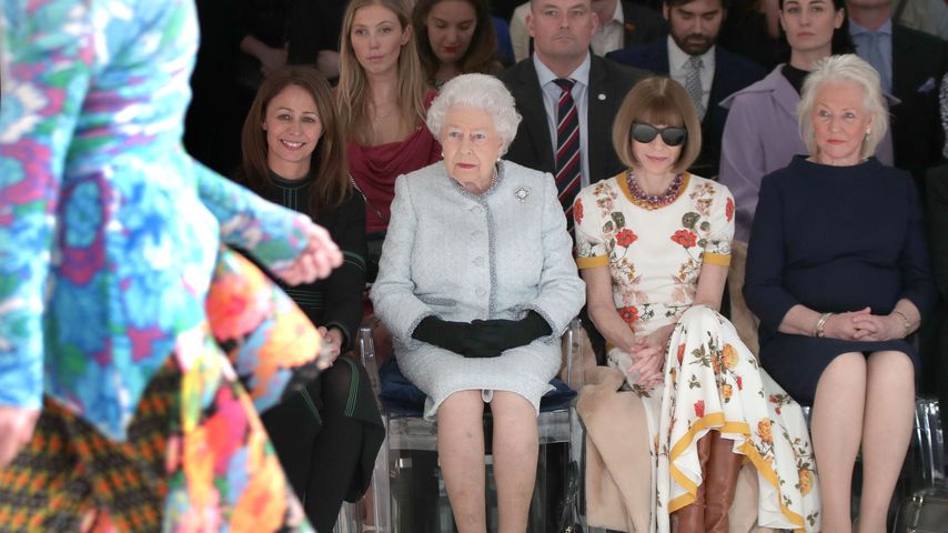 Die Queen sitzt neben Anna Wintour und Angela Kelly bei einer Fashion-Show