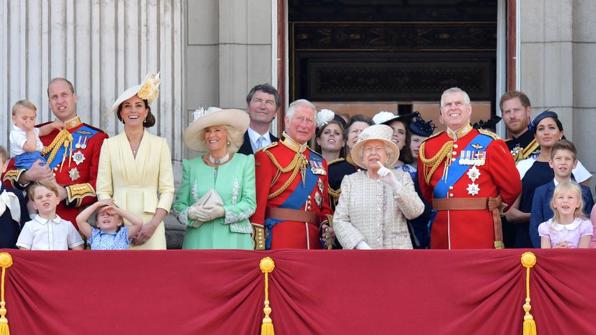 Ließ die Familie der Queen fünf ihrer Cousinen wegsperren?