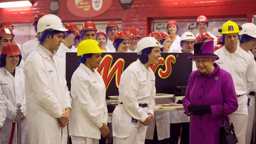 Queen Elizabeth II. bei einem Besuch in einer Mars-Fabrik, 2013
