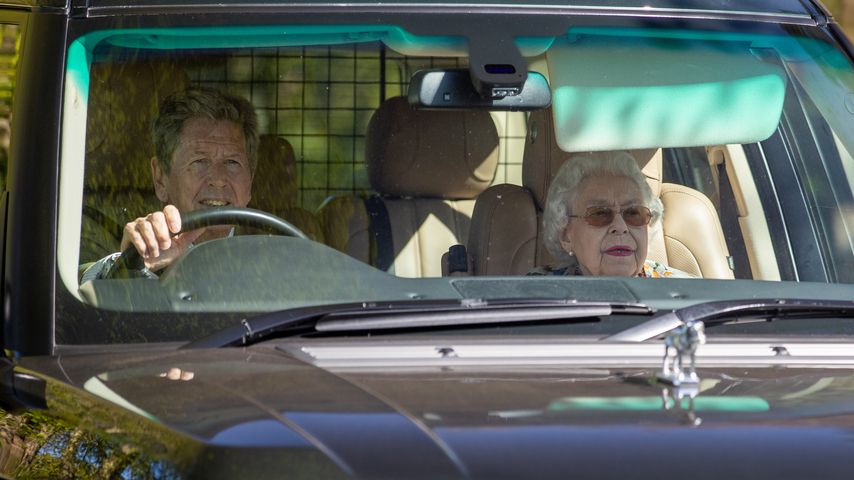 Die Queen (r.) und ihr Fahrer im April 2022