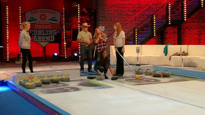 Sarah Lombardi, Konny Reimann und Manu Reimann beim Curling-Training