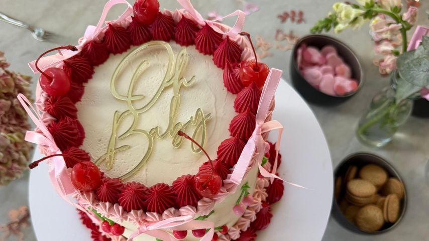 Die rosafarbene Torte auf der Babyparty von Amira Aly