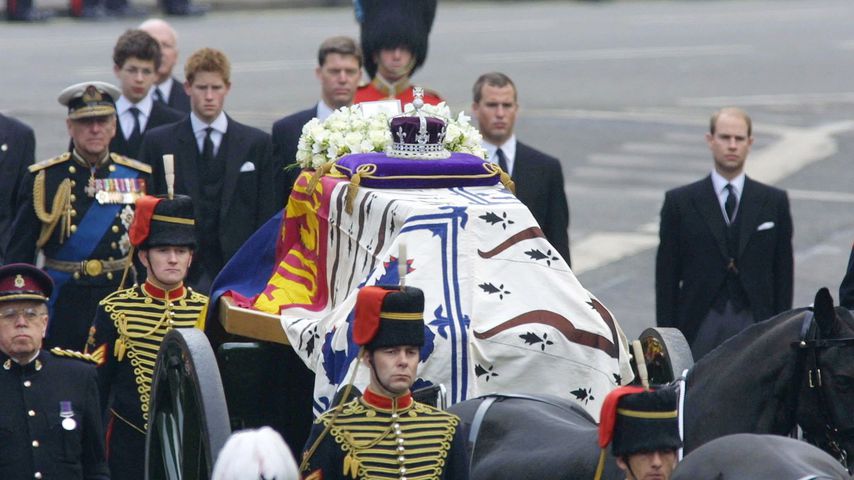Simon Bowes-Lyon, Prinz Harry und Prinz Edward bei Queen Mums Trauerfeier, 2002