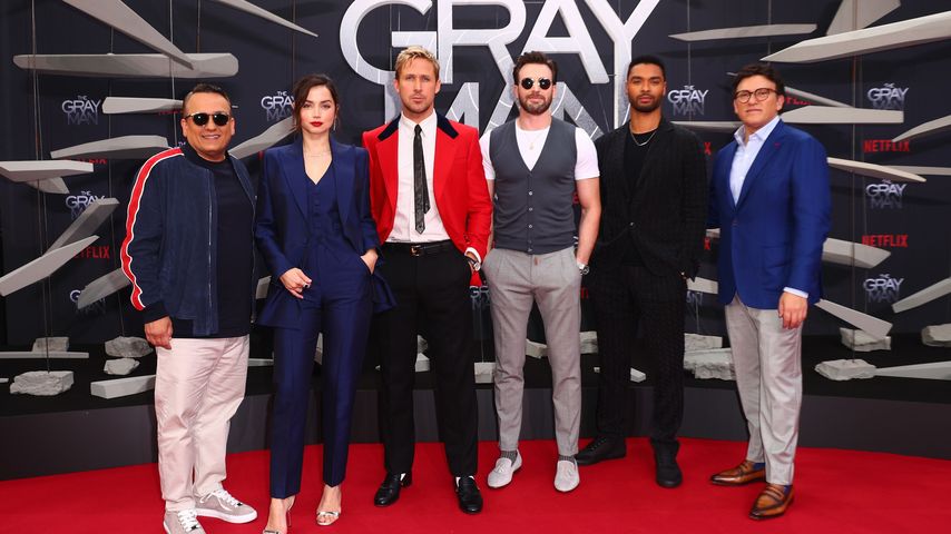 Die Russo-Brüder (links und rechts) mit dem "The Gray Man"-Cast