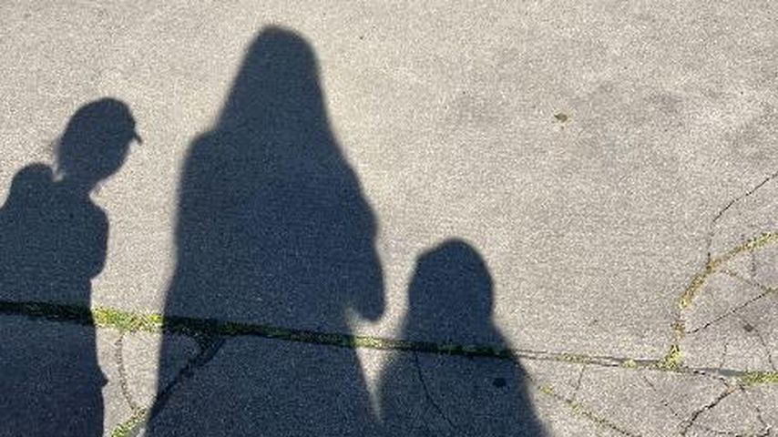 Schatten von Barbara Meier und ihren zwei Töchtern, Juli 2025