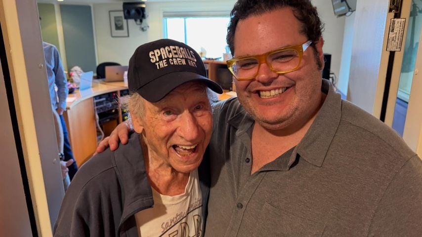 Mel Brooks und Josh Gad arbeiten gemeinsam an "Spaceballs: The New One", die lang ersehnte Fortsetzung des Kultklassikers "Spaceballs" von 1987.