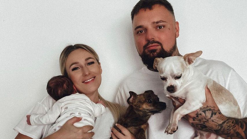 Jessi und Nik Schröder mit ihrer Tochter und ihren Hunden