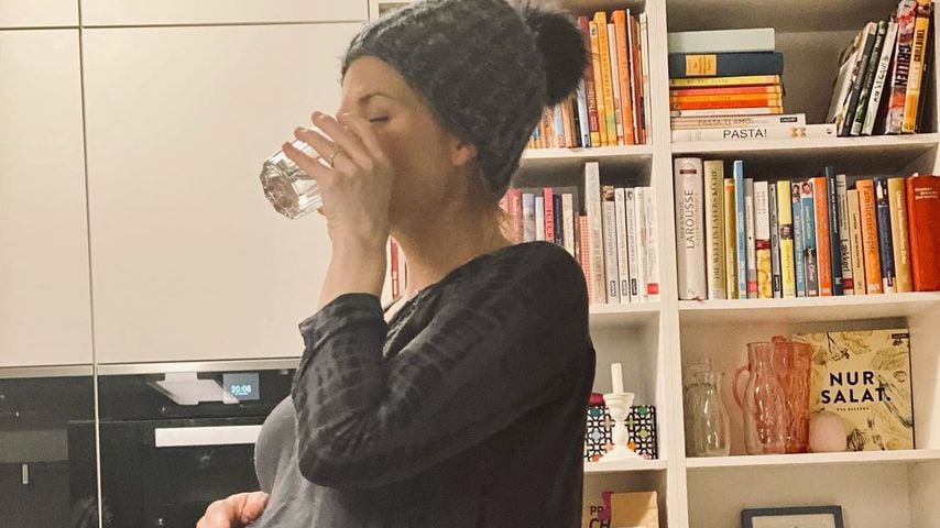 Kurz vor der Geburt: Nina Bott präsentiert ihren XXL-Bauch
