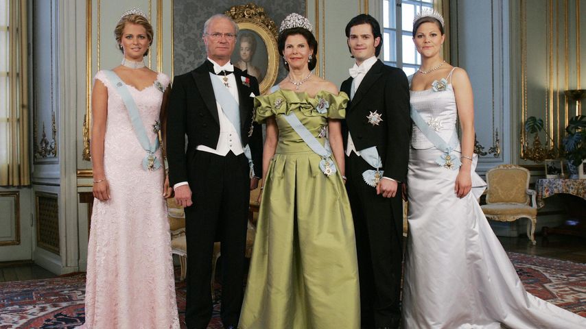 Die schwedischen Royals König Carl Gustaf und Königin Silvia mit ihren drei Kindern