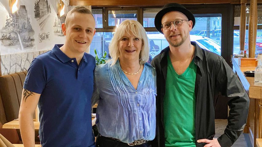 Die "Schwiegertochter gesucht"-Kandidaten Ben und Mike zusammen mit ihrer Mutter Mireille