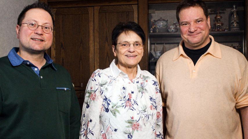 Die "Schwiegertochter gesucht"-Kandidaten Matthias und Christian zusammen mit Mutter Ursula