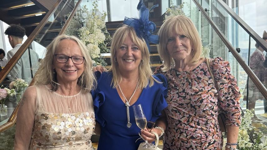 "Spice Mums" Joan Chisholm, Andrea Brown und Jackie Adams posieren auf Mel Bs Hochzeit, Juli 2025.