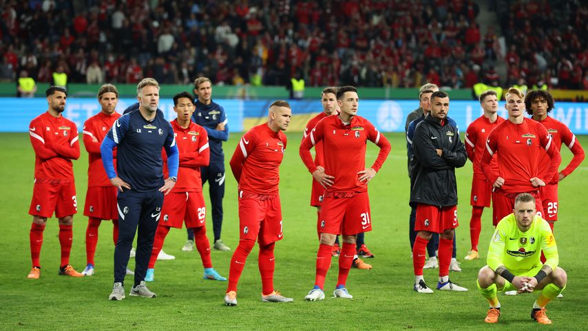 Die Spieler vom SC Freiburg nach dem DFB-Pokalfinale